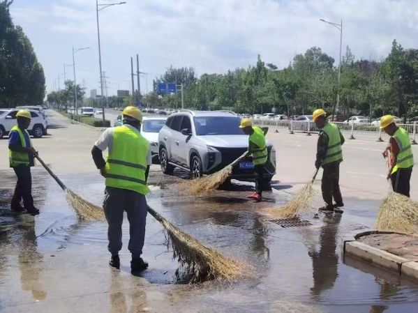 海港區(qū)某小區(qū)污水管網(wǎng)搶修工作 (1) 海港區(qū)某小區(qū)污水管網(wǎng)搶修工作 (1)